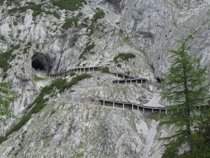 Ostatni odcinek drogi do Eisriesenwelt Höhle w Austrii