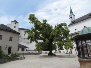 Dziedziniec zamku Hohensalzburg w Austrii
