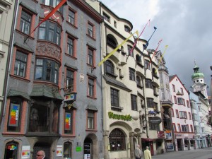 Kamienice na Maria-Theresien-Straße w Innsbrucku w Austrii