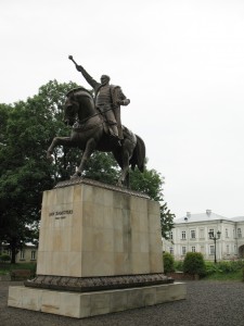 Konny pomnik Jana Zamoyskiego na tle Pałacu Zamoyskich w Zamościu