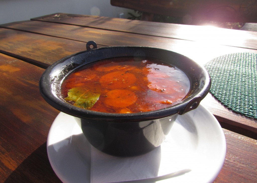 Prawdziwa zupa gulaszowa z warzywami i mnóstwem mięsa, pikantna i pożywna :-)