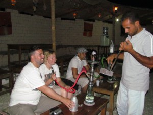 Palenie sziszy na jeep safari w Egipcie