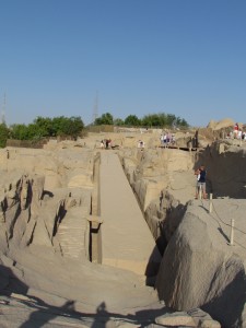 Niedokończony obelisk w kamieniołomie granitu w Asuanie w Egipcie