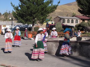 Taniec dzieci przed lekcjami w Yanque