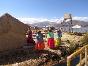 Indianki śpiewające "Vamos a la playa" na Wyspach Uros