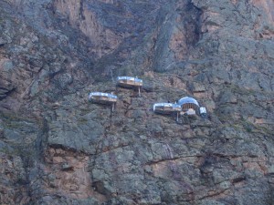 Sky lodge - skalny hotel na trasie pociągu do Machu Picchu