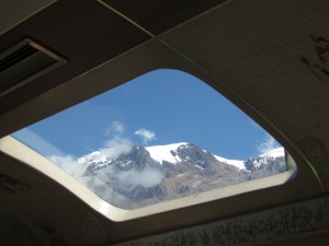 Widok na góry przez panoramiczne okno pociągu do Machu Picchu