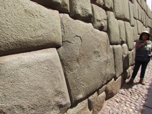 Dwunastokątny kamień - przykład doskonałego inkaskiego muru w Cusco