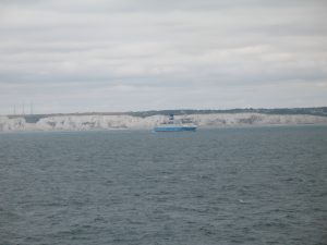 Białe klify w Dover widzane z promu