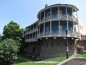 Mury miejskie Tbilisi nadbudowane budynkami z tradycyjnymi balkonami