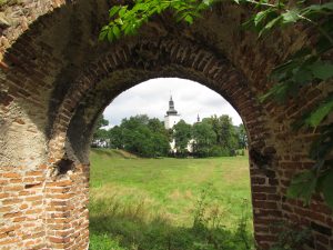 Widok z ruin budynku bramnego na kościół zamkowy w Dankowie