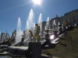 Wspaniałe fontanny w ogrodach Peterhofu