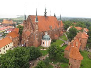 Widok z wieży Radziejowskiego na katedrę we Fromborku