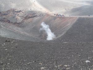 Dymiący krater u podnóża Etny