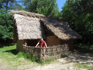 Rekonstrukcja osady neolitycznej w Rezerwacie Archeologicznym Krzemionki Opatowskie