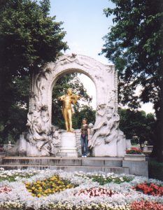 Złoty pomnik Johanna Straussa w Wiedniu w Austrii