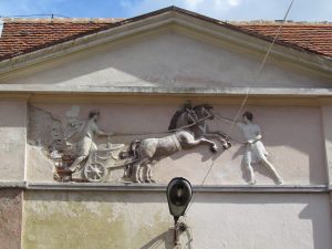 Płaskorzeźba na budynku folwarcznym przy zamku w Domanicach