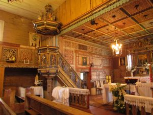 Wnętrze kościoła drewnianego p.w. Św. Jadwigi w Rybnicy Leśnej