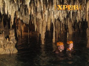 Pływanie podziemną rzeką w jaskini stalaktytowej w Xplor