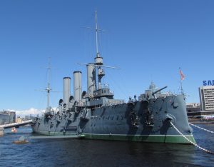 Okręt Aurora na nabrzeżu w Petersburgu