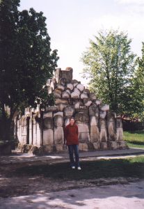 Pomnik z macew w Makowie Mazowieckim