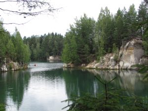 Jezioro Piskovna w Skalnym Mieście Adršpach w Czechach