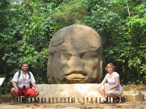 Słynna głowa Olmeków w Parque - Museo La Venta