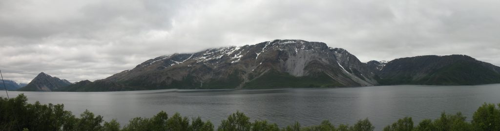 Jazda wzdłuż fiordów w kierunku Alp Lyngen w Norwegii