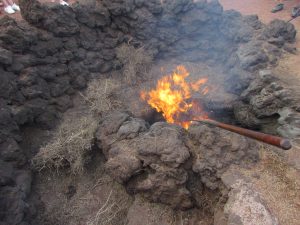 Pokaz samozapłonu chrustu w Parku Narodowym Timanfaya na Lanzarote