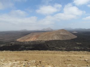 Widok z wulkanu Montaña Blanca na Lanzarote