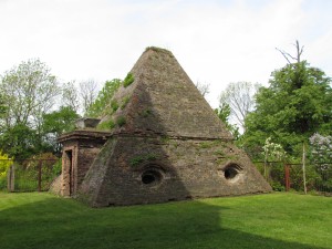 Grobowiec w kształcie piramidy w Rożnowie