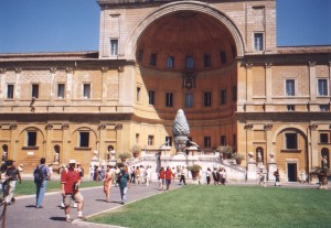 Dziedziniec Pinii w Muzeach Watykańskich