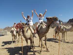 Przejażdżka wielbłądami w wiosce beduinów