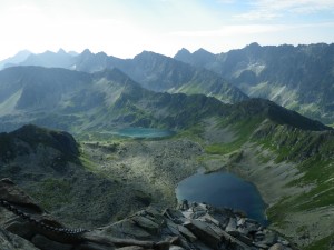 Widok ze Świnicy na Dolinę Pięciu Stawów w Tatrach