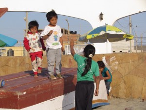 Dzieci bawiące się w Paracas