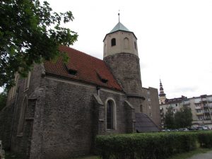 Romańska rotunda Św. Gotarda oraz gotycki kościół w Strzelinie