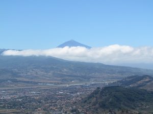 Widok na wulkan Teide górujący nad San Cristobal de la Laguna