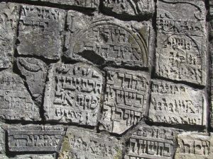 Macewy wmurowane w mur otaczający Synagogę Starą w Pińczowie