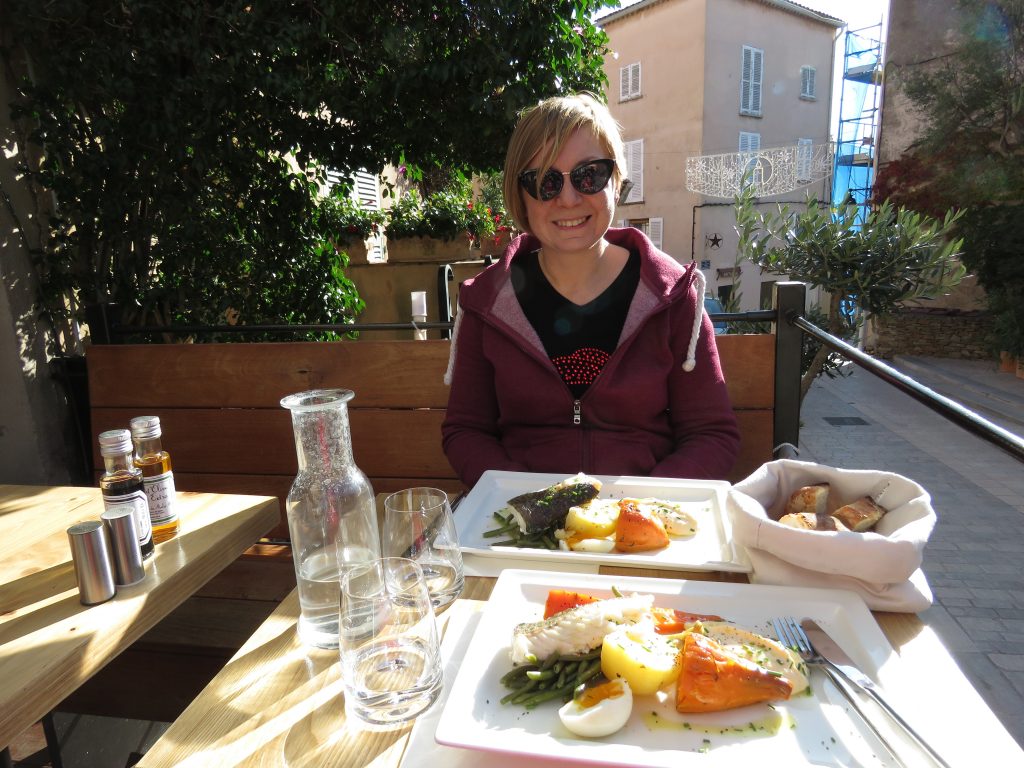 Dorsz z warzywami i sosem aioli w Saint-Tropez
