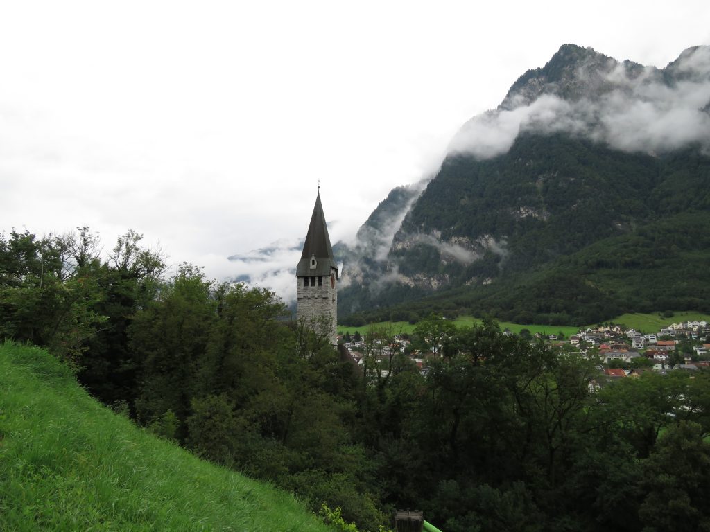 Widok na Liechtenstein spod Zamku Gutenberg w Balzers