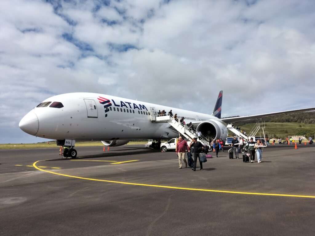 Dreamliner LATAM na płycie lotniska na Wyspie Wielkanocnej