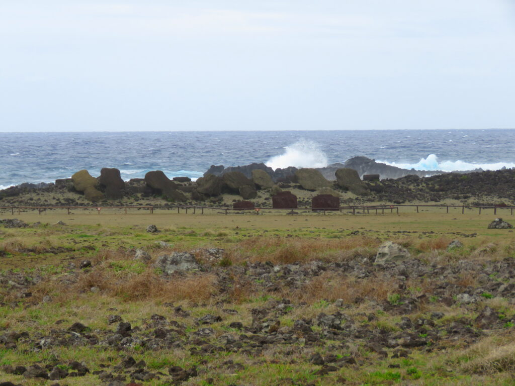 Stanowisko archeologiczne Vaihu z poprzewracanymi Moai