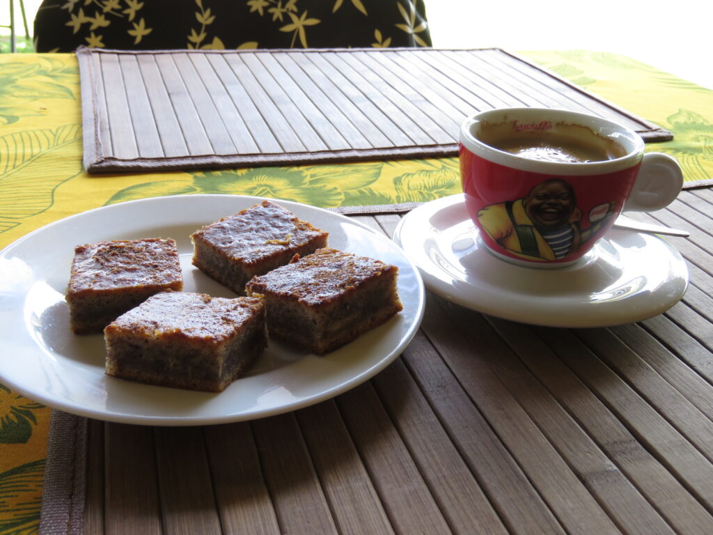 Kawa i ciasto bananowe przy Rano Raraku