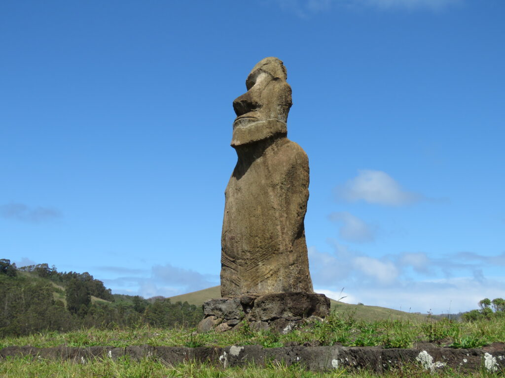 Samotny Moai z czterema rękoma na Ahu Huri a Urenga