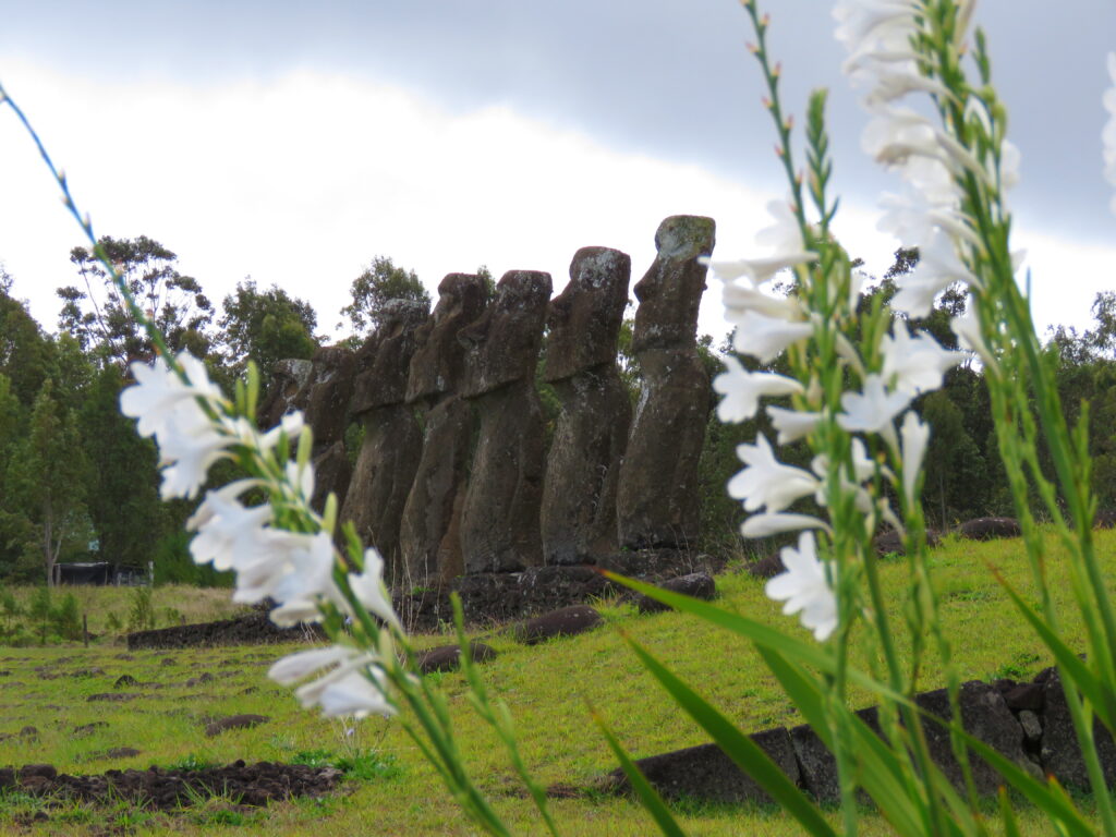 Moai na platformie Ahu Akivi